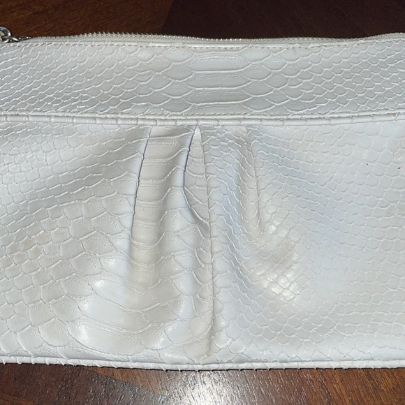 Express white scale pattern clutch - Picture 4 of 12